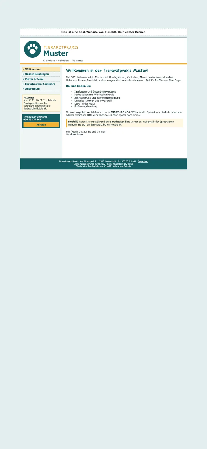Die alte Website unserer Test-Tierarztpraxis auf dem Smartphone: winzige Schrift, Menüspalte, Termine nur telefonisch.